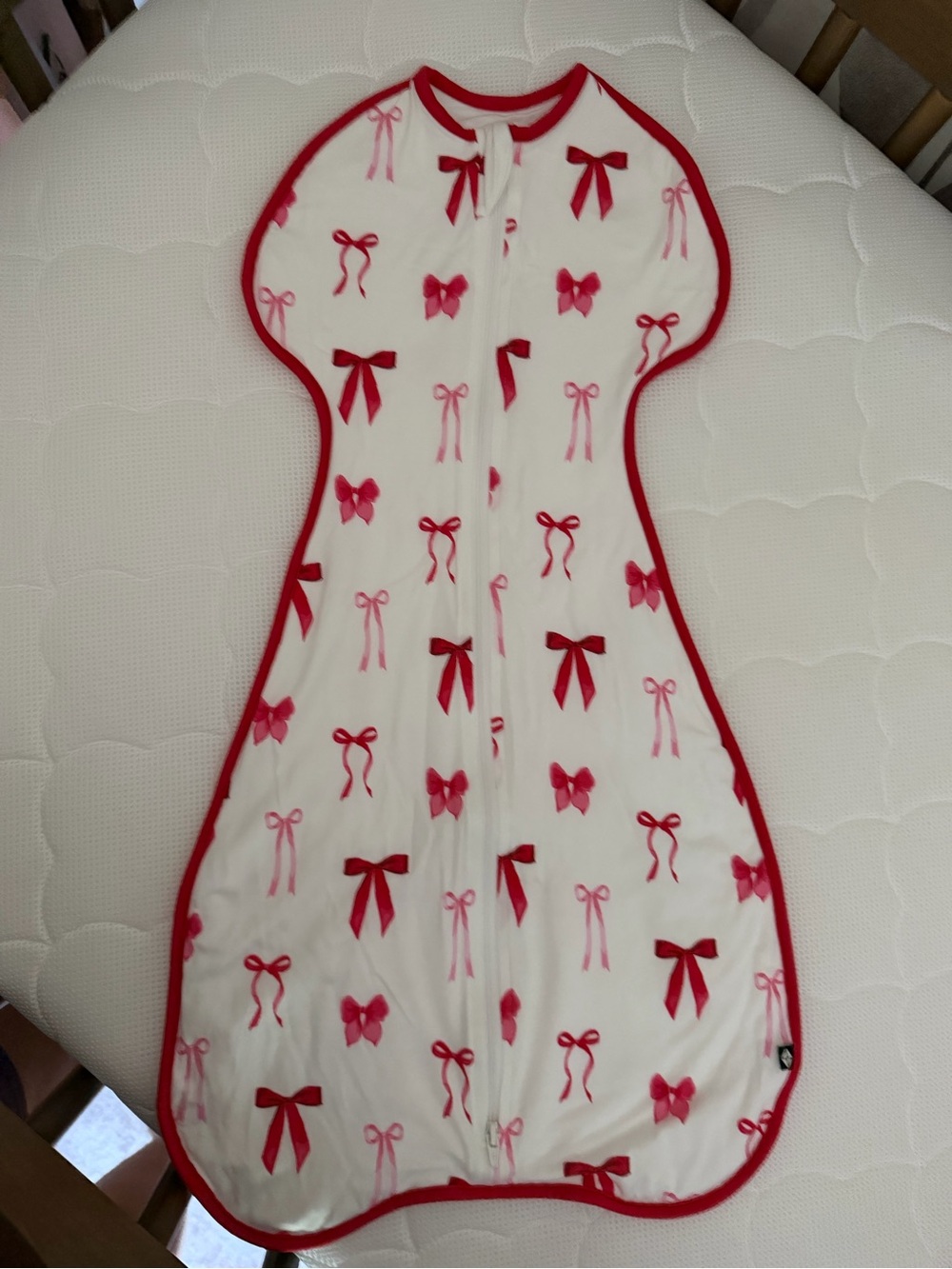 Kyte Baby White and Red Bow-Print Baby Swaddle Bag Sleep Sack 0.5 tog Small